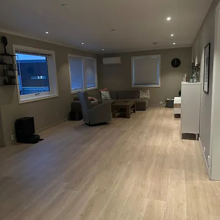 Large Modern With Amazing Views *