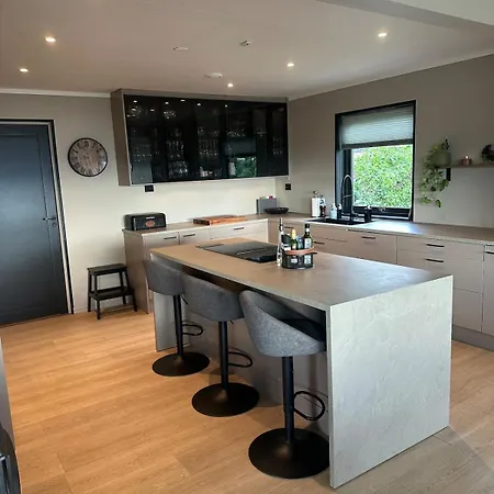 Large Modern With Amazing Views