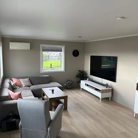 Large Modern With Amazing Views