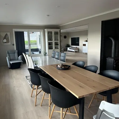 Large Modern With Amazing Views Ulsteinvik